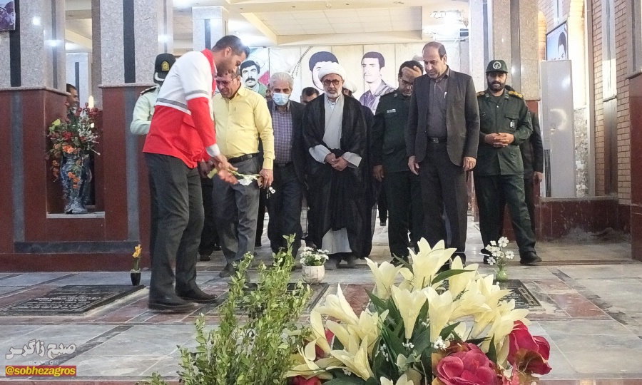 همزمان با هفته بسیج مزار شهدای گچساران عطرافشانی شد