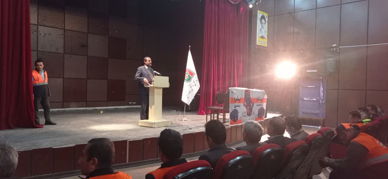 طی مراسمی ؛ راهداران و فعالان حوزه حمل ونقل کهگیلویه تجلیل شدند