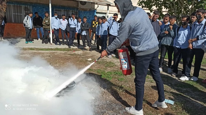 آموزش نکات ایمنی و آتش‌نشانی در مدارس گچساران از سوی شهرداری