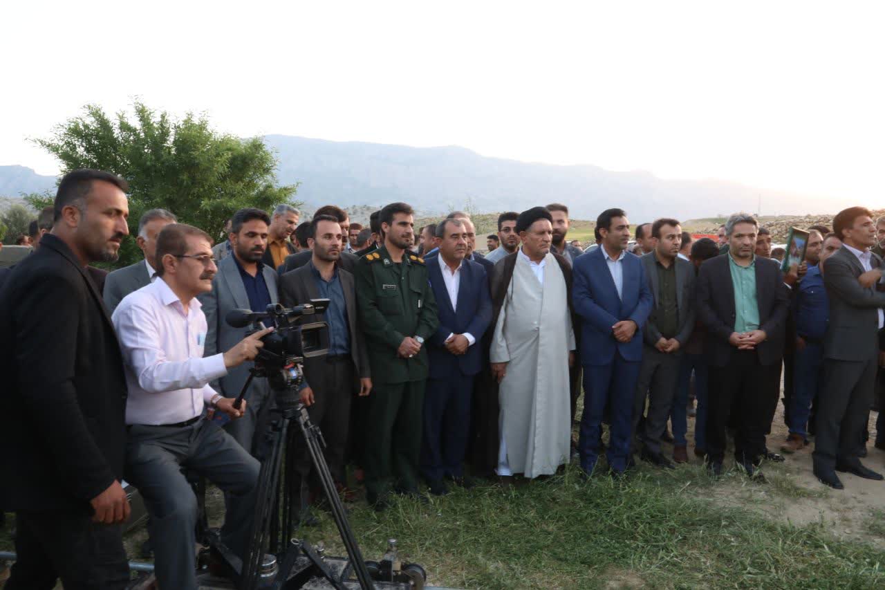 آیین کلیدزنی فیلم مستند "فراتر از زمان" روایت زندگی هنرمند و فرهنگی شهید محمدرضا جهان نژادیان در کنار آرامگاه مطهر این شهید(روستای پس باغ ممبی) شهرستان بهمئی برگزار شد