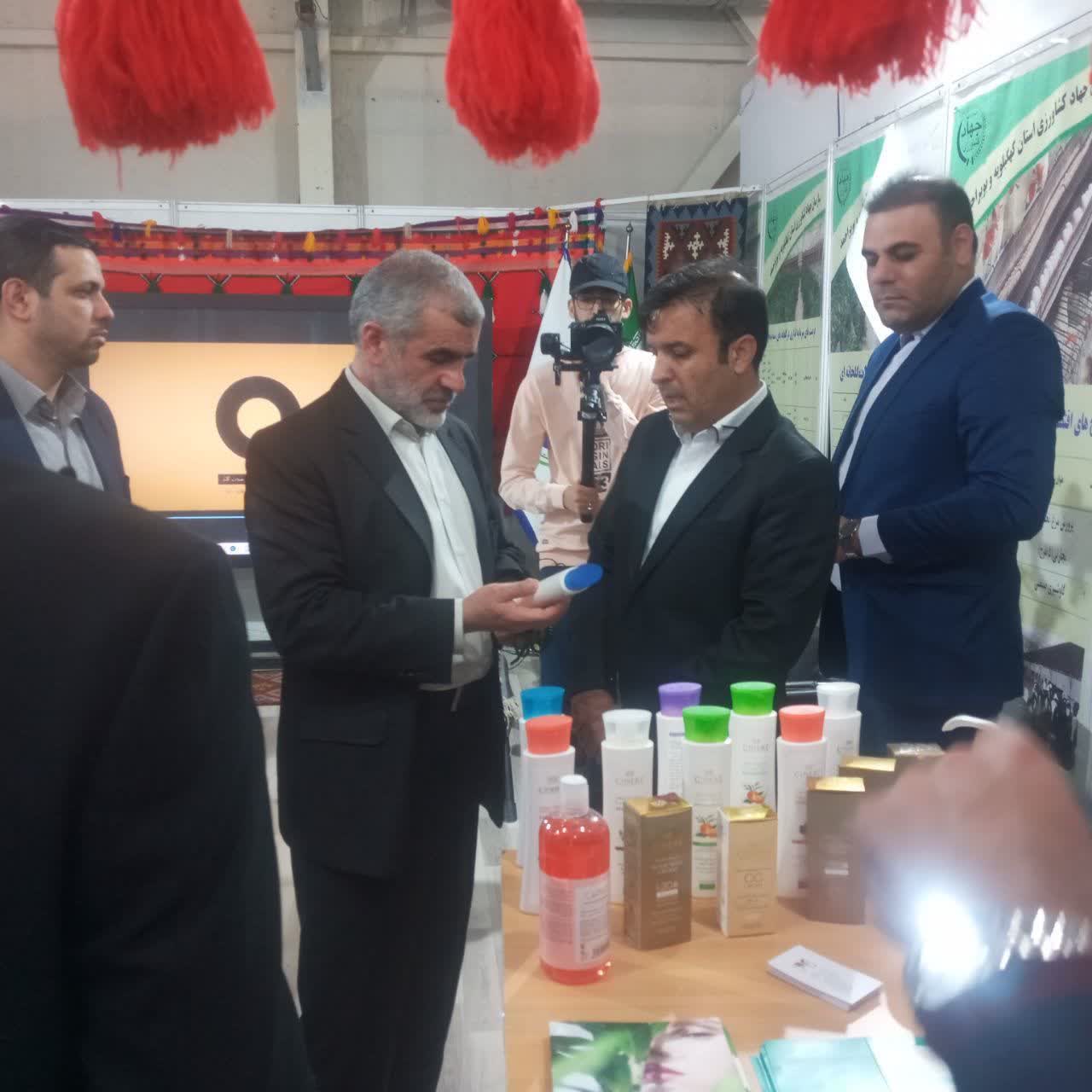 بازدید نایب رئیس مجلس از غرفه توانمندی‌های صادراتی استان/ مجلس آماده رسیدگی به مشکلات مردم کهگیلویه وبویراحمد است