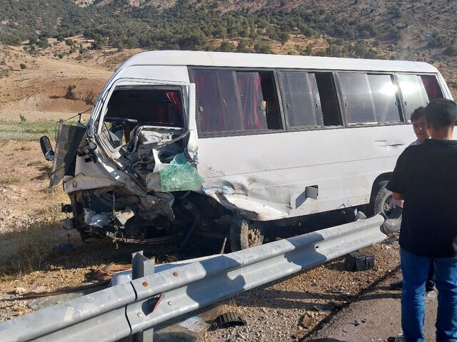 فرماندار کهگیلویه بر بالین مصدومان حادثه مینی بوس دانش آموزان آموزش و پرورش بخش چاروسا/تصاویر