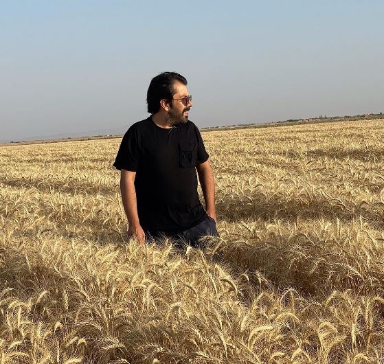عکس هنرمند معروف در گندم زار