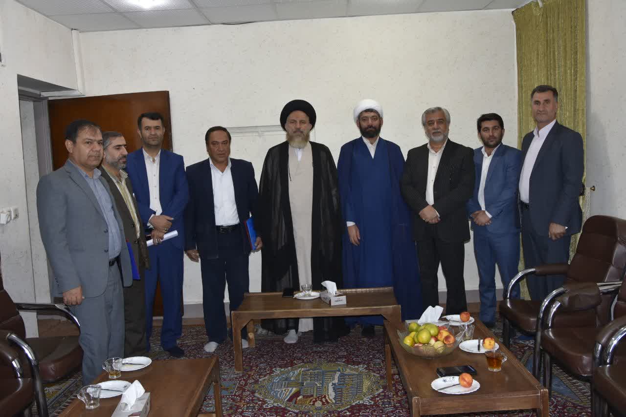در نشست آیت الله سید شرف الدین ملک حسینی با رئیس دانشگاه علوم پزشکی استان کهگیلویه و بویراحمد صورت گرفت:  انعقاد تفاهم نامه برای ساخت مرکزبهداشتی_ درمانی توسط خیر هم استانی/تصاویر