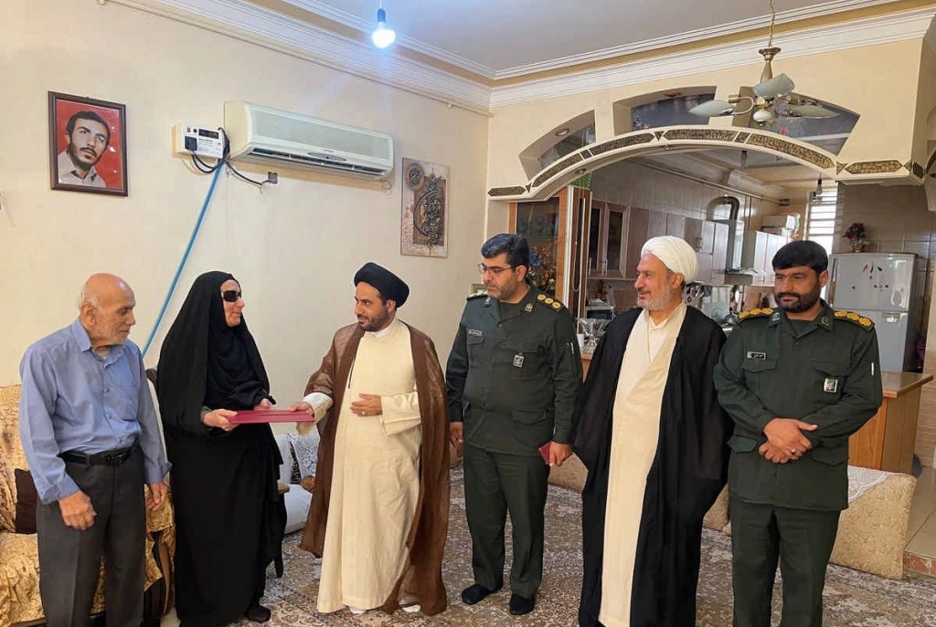 امام‌جمعه جدید گچساران در اولین روز کاری خود به دیدار خانواده شهدا رفت