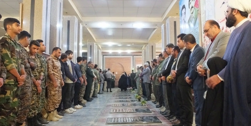 همزمان با هفته بسیج؛ مزار شهدای گچساران گلباران شد